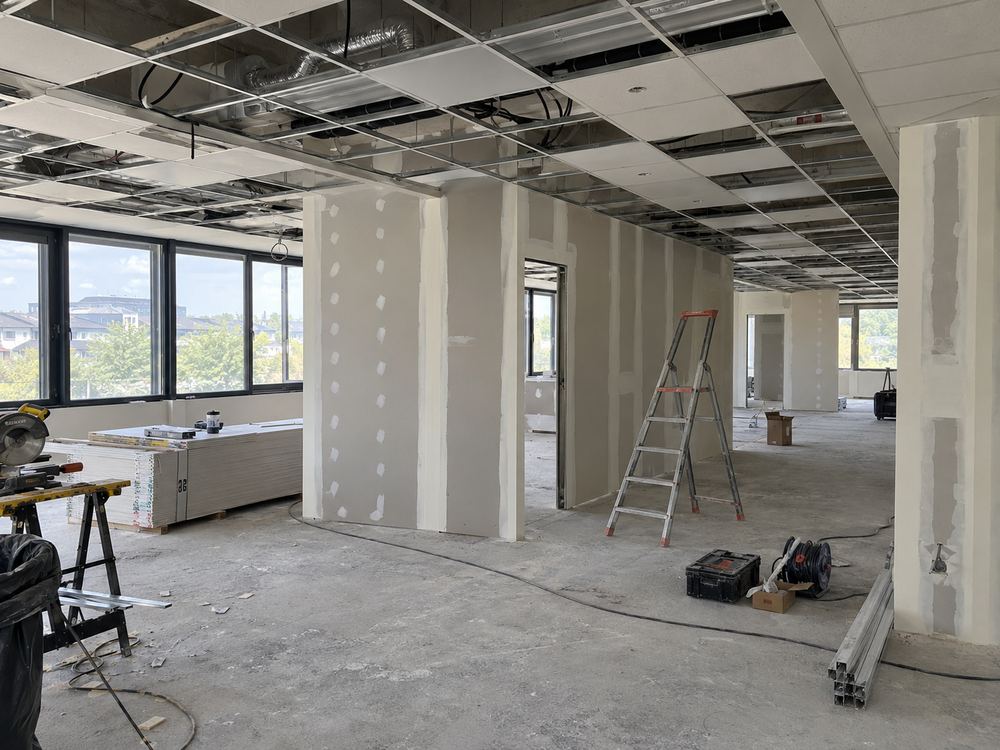 Plateau de bureaux en rénovation avec cloisons en plaques de plâtre et escabeau